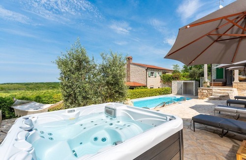 Baldasi Villa | Villa Momento – The Istrian Escape Elegant villa with private pool and jacuzzi surrounded by peaceful Istrian nature.