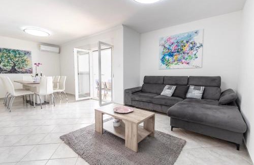 Razanac Villa | Villa Opera