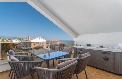 Krk House | Villa Palma Krk Penthouse apartment with sea view and private jacuzzi