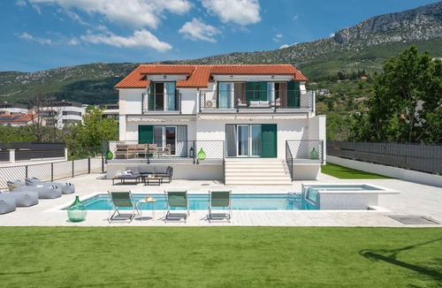 Kastel Kambelovac Villa | Villa Perla M | Family Villa with Heated pool