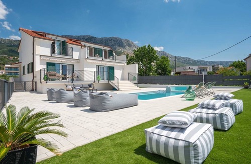 Kastel Kambelovac Villa | Villa Perla M | Family Villa with Heated pool