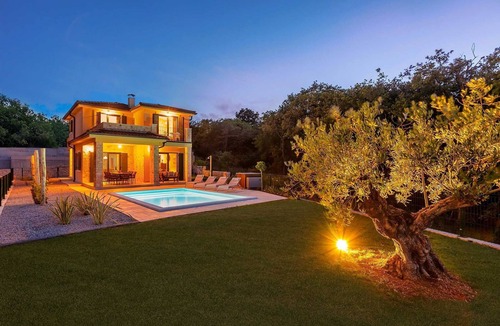 Vrbnik Villa | Villa Pinaza C – Romantic Seaside Retreat with Heated Pool, Sauna, and Jacuzzi in Vrbnik