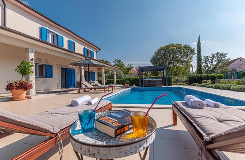 Drnis Villa | Villa Romansa Miljevci with private tennis court, heated pool, Jacuzzi and sauna
