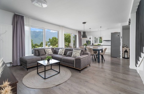 Zagvozd Villa | Villa Rose is a 4-bedroom villa with a heated pool 12km from Baška voda