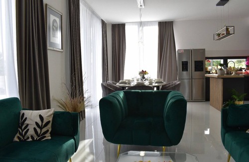 Kastel Stari Villa | villa sa tri konforne sobe plus veliki grijani bazen.