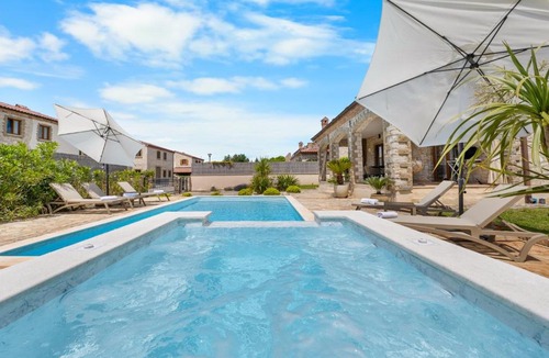 Cabrunici Villa | Villa Serenita with heated pool