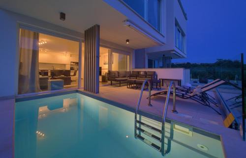 Njivice Apartment | VILLA SOLIS LACUS modernes Apartment - privater beheizbarer Pool- Klimaanlage - private Parkplätze