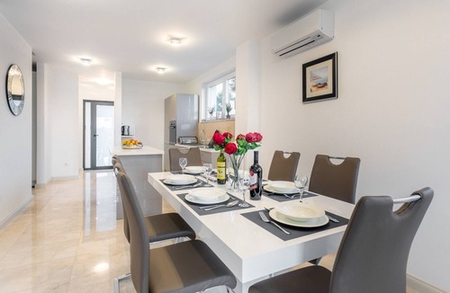 Cove Makarac (Milna) House | Villa Toma 1 - Semi detached House with shared pool