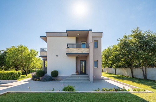 Dicmo Villa | Villa Verde with Pool