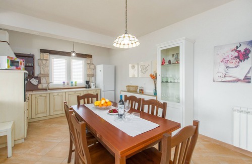 Susnjici Villa | Villa with a pool, sleeps 6, large yard with a barbecue. Dogs welcome!