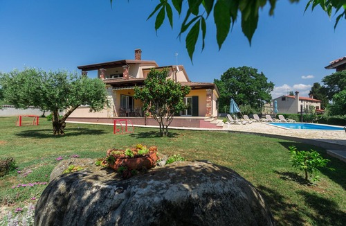 Susnjici Villa | Villa with a pool, sleeps 6, large yard with a barbecue. Dogs welcome!