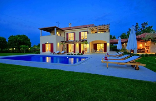 Butkovici House | Villa with swimming pool and use of sports courts