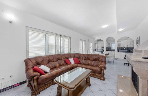 Neoric House | Villa with tennis court, gym and sauna
