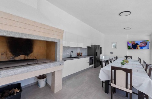 Neoric House | Villa with tennis court, gym and sauna