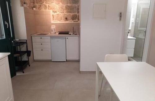 Cove Rogacic Apartment | Violet