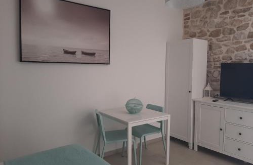 Cove Rogacic Apartment | Violet