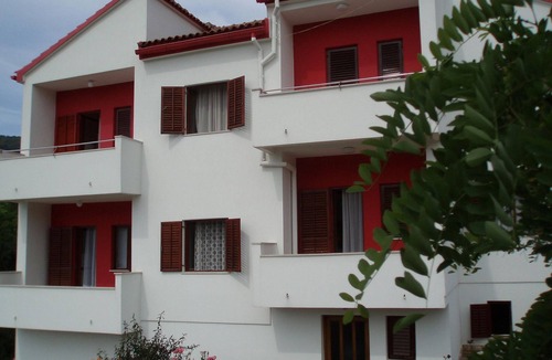 Brbinj Apartment | Wohnung mit zwei Schlafzimmern, direkt am Meer by Interhome