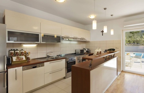 Tucepi House | Wonderful private villa for 8 guests with WIFI, private pool, A/C, TV, terrace and parking