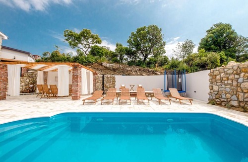 Rab House | Wonderful private villa for 10 guests with WIFI, private pool, A/C, TV, terrace and pets allowed