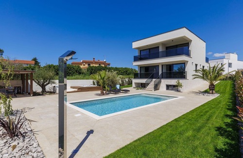 Gulici Villa | Wonderful private villa for 6 people with WIFI, A/C, private pool, hot tub, TV and terrace