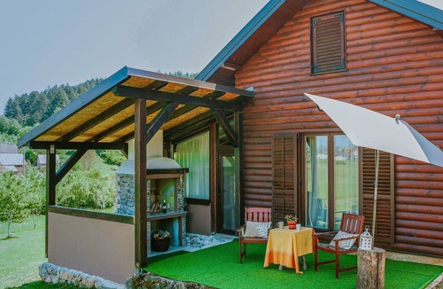 Perusic House | Wonderful private villa for 4 guests with WIFI, TV, terrace and pets allowed