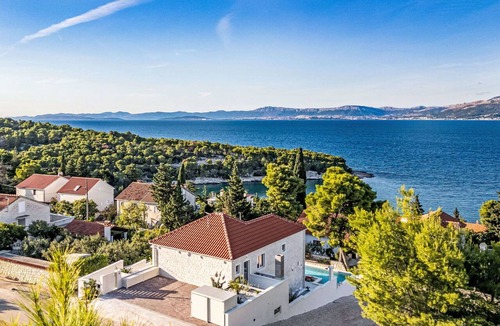 Splitska Villa | Wonderful private villa for 8 guests with WIFI, private pool, A/C, TV, terrace and pets allowed