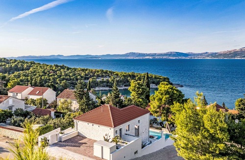 Splitska Villa | Wonderful private villa for 8 guests with WIFI, private pool, A/C, TV, terrace and pets allowed