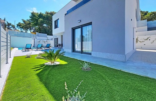 Splitska Villa | Wonderful private villa for 6 guests with A/C, private pool, WIFI, TV and terrace