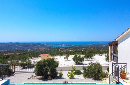 Rogoznica House | Wonderful private villa for 5 guests with A/C, internet, private pool, TV and balcony