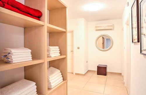 Pobri House | Wonderful villa for 10 guests with A/C, WIFI, hot tub, private pool, TV and patio