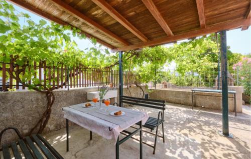 1 Bedroom Gorgeous Apartment In Stivan in Štivan