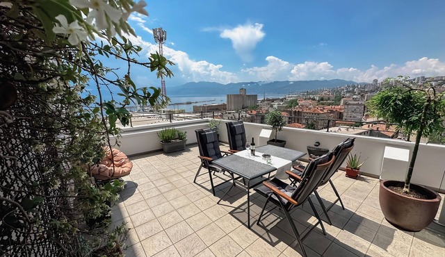 105m2 Penthouse Sea View Rijeka, free garage parking in Rijeka