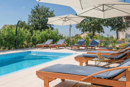 2 Apartments with Private Pool in Svetvinčenat