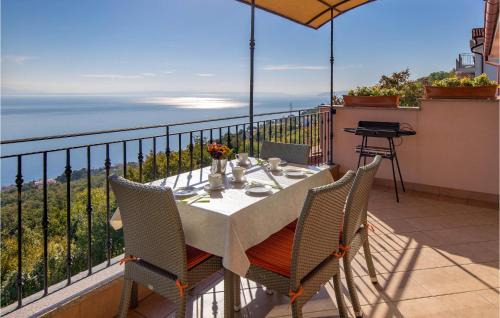 2 Bedroom Beach Front Apartment In Icici in Ičići