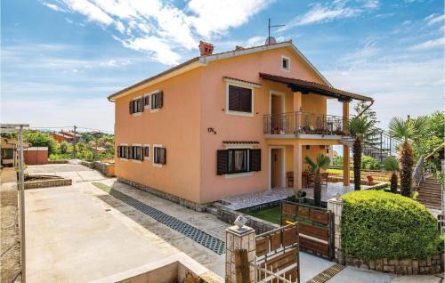 2 Bedroom Cozy Apartment In Rubesi in Rubeši