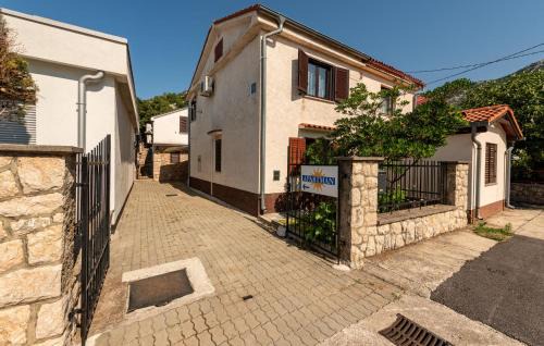 2 Bedroom Nice Home In Karlobag in Karlobag