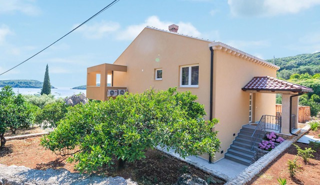 2 bedroom stunning apartment in Molunat in Molunat