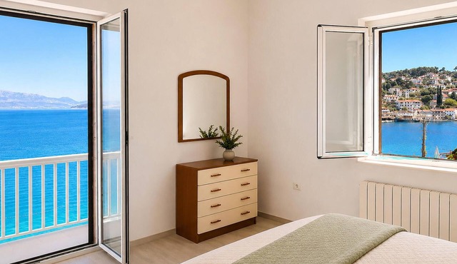 3 bedroom beach front apartment in Stomorska in Stomorska