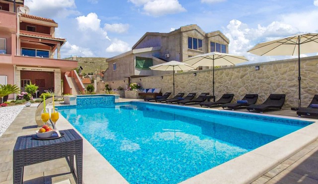 3 bedroom cozy apartment in Grebastica in Grebastica
