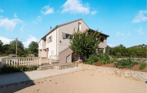 3 Bedroom Lovely Apartment In Radasinovci in Radošinovac