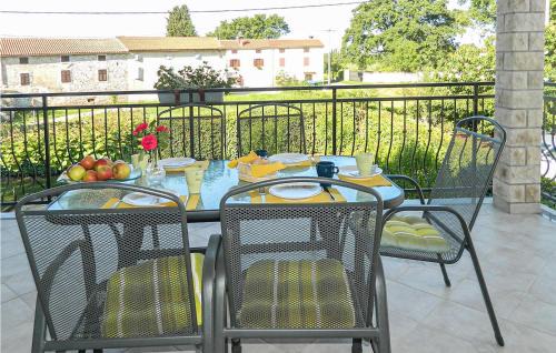 3 Bedroom Nice Apartment In Susnjici in Kirmenjak