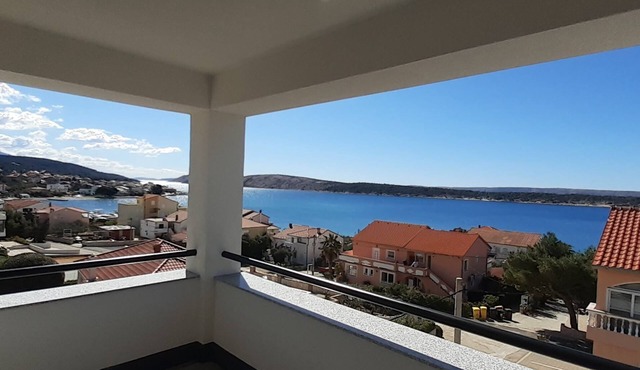 3 room apartment, 100 meters from the beach with sea view, new building. in Rab