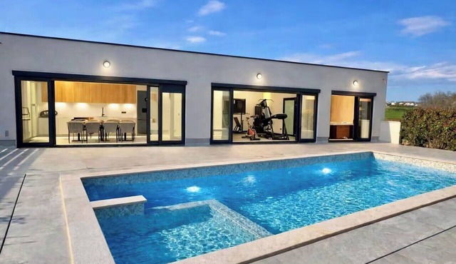 4-Bdroom Family Villa Sleeps 20 w/Pool and Hot tub in Vrsar