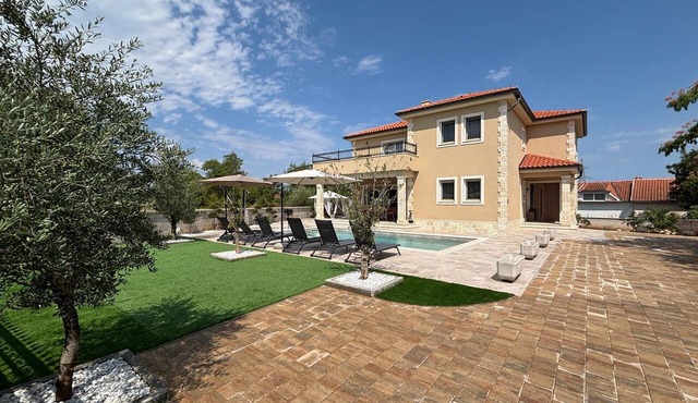 4 bedroom lovely home in Rasopasno