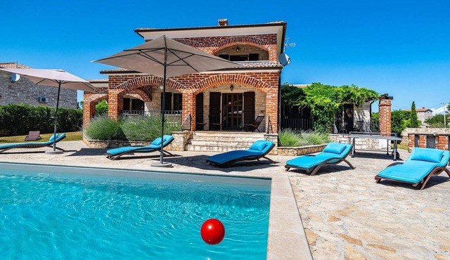 4 bedroom lovely home in Visnjan