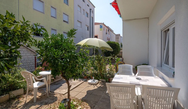 A 2 apt near beach w patio, parking and grill in Stobrec