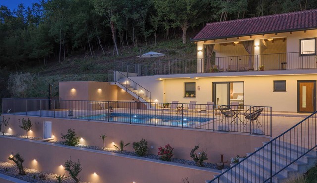 A 4-bedroom hilltop villa, with a magical view of two lakes in Hrvace