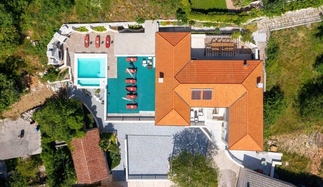 A large, majestic villa with a spa and a heated infinity pool in Bribir
