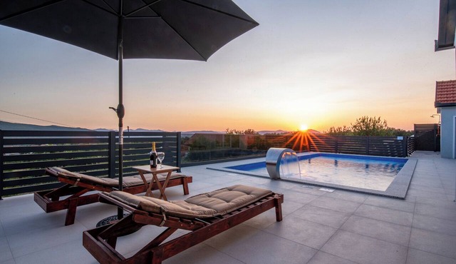 A villa with a beautiful view and a saltwater pool near Međugorje in Stolac