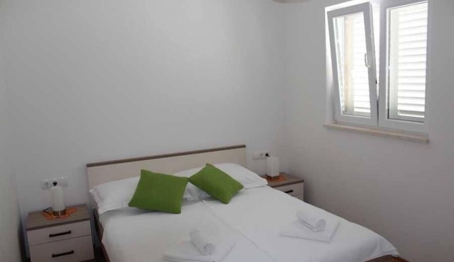 A3- Comfortable Family 2-Bedroom Apartment: Covered Balcony, Stunning Bay Views & Fiber-Optic Wi-Fi in Slano